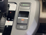 【電動パーキングブレーキ】パーキングブレーキは便利な電動式!ボタン一つで操作でき、アクセルを踏めば自動で解除されます♪レバーやペダルが無いので運転席廻りもすっきりしますね♪