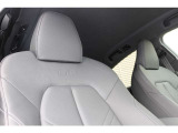 天井とフロントシートの様子です。