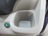運転席右側のドリンクホルダーです。