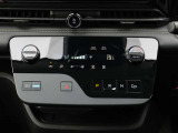 操作しやすいタッチパネル式オートエアコンスイッチ。シフトも新感覚のボタン式です。