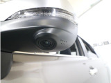 助手席側で見えにくい左前方の映像を、車内のマルチファンクションディスプレイに映し出します。前方への駐車や左寄せ、狭い道でのすれ違いなど、さまざまなシーンで安心して運転できる便利な機能です。