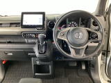 【ハンドル】運転にかかわる様々な操作を安全に行えるように視点移動が少なく操作性に配慮されたスイッチ類が凝縮されたコックピットです。