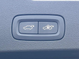 【パワートランクリッド】スマートキーや運転席のボタンを押すだけでトランクが自動で開閉します!荷物を持っている時や、天気の悪い時にトランクを閉める際に便利な機能です。