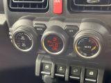 【オートエアコン】一度お好みの温度に設定すれば、車内の温度を検知し風量や温度を自動で調整。暑い&hellip;寒い&hellip;と何度もスイッチ操作をする必要はありません。快適な車内空間には必須の機能ですね♪