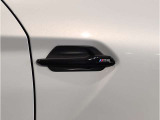 【デザインとの融合】BMWデザイナーが創り出したボディデザインを損なう事のない様に配置とデザインに拘っています。ドアノブについてもBMWの拘りに妥協はありません。