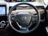 ハンドル左側にはオーディオ操作が出来るオーディオリモートコントロールスイッチ、右側にはHonda SENSINGとオートクルーズコントロールのスイッチを装備!
