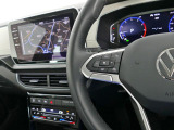 設定したスピードを上限に自動で加減速をし、一定の車間距離を保つ事で長距離運転の疲労を軽減する【ACC】が装備。