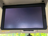 【後席モニター】家族や友人とお出かけする機会が多い方に大人気の後席モニターを装備!見やすい位置に画面がありテレビやDVDの視聴も快適!友達もお子様も、後席にしか乗らなくなるかも??