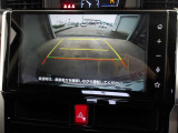 バックモニター付きで慣れない駐車場や車庫入れをサポートします。