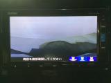 【バックカメラ】運転が苦手な方も車庫入れラクラクです!ギアをリバースに入れれば自動的に切り換わりますので、面倒な操作は不要です♪狭い駐車場もお車を傷つけず安心ですね!