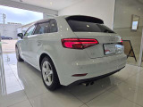 鮮やかなテールランプと一目でAudiとわかる後ろ姿です!