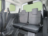 便利な5:5分割可倒式シートです。収納と乗車人数のバランスに優れています♪荷物の大きさに応じたラゲージスペースをフレキシブルに作り出せるので、シーンに応じた使い方ができます♪