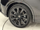 タイヤサイズは235/45R21!純正アルミホイール!残り溝は5ミリ程度です!
