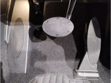 【ペダル】BMWはオルガン式アクセルペダルを採用しています。踏み込む足とペダルが同じ軌跡を描くため、かかとがずれにくく、アクセルコントロールがよりしやすくなるメリットがあります。