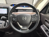 ハンドルにHondaセンシング系のクルーズコントロールやレーンキープアシストなどのスイッチと、オーディオの操作スイッチが装備されています。ハンドルから手を離さず安全に操作できます。
