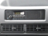 スピーカー内蔵AM/FMラジオを装着しています。