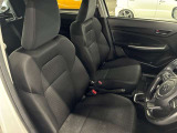 運転席の画像です。足元やシートまわりに余裕があり、リラックスした姿勢で運転が可能です。視界も良好で操作系へのアクセスもしやすく、快適で安心感のあるドライブをサポートします。