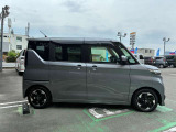 運転席側か背が高くて存在感があります。らの写真です。