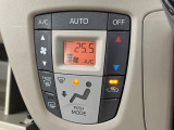 【オートエアコン】一度お好みの温度に設定すれば、車内の温度を検知し風量や温度を自動で調整。暑い&hellip;寒い&hellip;と何度もスイッチ操作をする必要はありません。快適な車内空間には必須の機能ですね♪