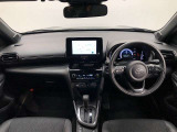 シンプルながら機能性あふれる運転席廻りです。視界性もよく、運転しやすいですよ。