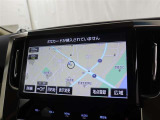 トヨタ純正ナビゲーションを装備しております。知らない処に行くのには、道順は勿論のこと、所要時間や渋滞情報はあると便利ですね。