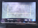 バックカメラの画像です。ガイドラインがスムースな車庫入れをサポートいたします。車庫入れの安心感がアップしますね。