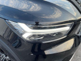 【LEDヘッドライト】ハイビームを先行車や対向車にあてず、その両サイドではハイビーム照射を維持。見える範囲が段違いに広くなりました。北欧神話に登場するトールハンマーをモチーフにデザイン。