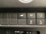 ハンドルの右側にHondaセンシング用のメインスイッチとパワーテールゲートスイッチがついています。パワーテールゲートスイッチは車内からでもテールゲートの開け閉めを電動でできます。