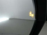 隣車線を走る車両をレーダーで検知し、ドアミラーでは確認しにくい後側方エリアに存在する車両に加え、急接近してくる車両も検知します。車両を検知するとドアミラーに搭載されたLEDインジケーターが点灯します。