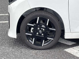 高級感引き立てるアルミ装着車。お洒落は足元からですね!
