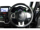 運転中もハンドルでの操作が可能です。特に高速道路等の目が離せない運転時には、便利さだけでなく、安全性も兼ね備えております。