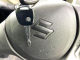 【キーレス】少し離れた場所からでもボタン一つでドアの開錠・施錠ができるのでとっても便利!ドアの鍵穴周りに傷をつけることもありません♪