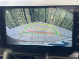 【バックカメラ】駐車時に後方がリアルタイム映像で確認できます。大型商業施設や立体駐車場での駐車時や、夜間のバック時に大活躍!運転スキルに関わらず、今や必須となった装備のひとつです!