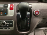 CVT車のセレクトレバーです。低速から高速まで、変速ショックのないスムーズな走りを実現するとともに、エンジン効率のよい領域を維持することで燃費にも貢献します。