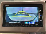 リバースギアに入れるだけで後方の表示へ切り替わります。夜間や雨の日の駐車も楽になりますよ。