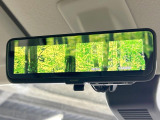 【インテリジェントルームミラー】後席の大きな荷物や同乗者で後方が確認しづらい時でも安心!カメラが撮影した車両後方の映像をルームミラー内に表示。クリアな視界で状況の確認が可能です!