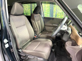 運転席まわりには十分なスペースがあり、大柄な方でもゆったり運転していただける環境です。