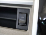 ◆USB接続端子◆スマホやiPodなどを接続して、いつもの音楽を車内でもお楽しみいただけます♪