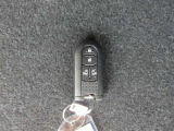 キーフリーシステム搭載!スマートキーをポケットやカバンに入れておくだけでドアの施錠・開錠やエンジンスタートの操作が簡単です!