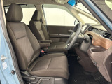 乗降がしやすい運転席。高さが調節できて小柄な方でも運転しやすいポジションをとることができます。