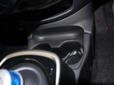 運転席と助手席の間にはドリンクホルダーが付いています!