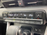 【左右独立型フルオートエアコン】運転席と助手席でそれぞれお好みの温度に設定可能。同乗者にも配慮した、快適な空調をお届け致します。