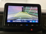 【リアカメラ】後方の距離感や障害物を、モニター越しにそっと教えてくれる機能です。見えにくい場所を確認できる安心感が、落ち着いたハンドル操作を支えます。