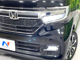 【LEDヘッドライト】悪天候や夜間走行時も良好な視界を確保し安心して運転できる高輝度LEDヘッドライトを装備!点灯速度が早く、消費電力も抑えられています。