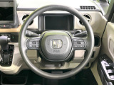 インテリアに合わせたデザインのステアリングは、運転される方のことも考え、運転しやすい形状、大きさです。是非一度、実際に触ってお確かめください。