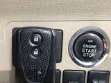 エンジンスタートボタンです。キーが車内にあれば、エンジンの始動・停止はブレーキを踏んでスイッチを押すだけ!キーを取り出す手間を省き、ワンプッシュでエンジンを操作するので簡単でスムーズです。