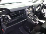 シックな色使いの運転席周りですね。すっきりとしたデザインで上品な色使いです。居心地の良い運転席長く座ってられるリラックスできるデザインがいいですね。