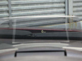 運転視界の遠方上方に虚像を投影することで前を見ながら情報の視認ができます。本当にドライバーが必要な情報を適切に伝え、楽しんで頂くことを考えた新世代装備です。※虚像は1.5m前方に浮かぶイメージです。