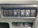 運転席、助手席ともに電動スライドドアを採用しております。狭い場所での乗り降りに大変役立つ快適な装備です。