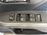 パワーウィンドウスイッチで運転席から全席の窓の開閉ができます♪
